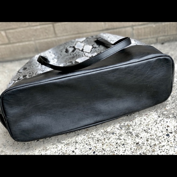 Nine West Black & White Large Reptile Tote NWOT - Picture 6 of 10